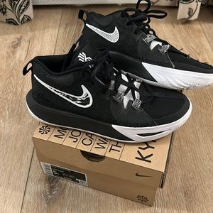 Boys Kyrie Irving basketball shoes.Great condition.Only  warn indoors.